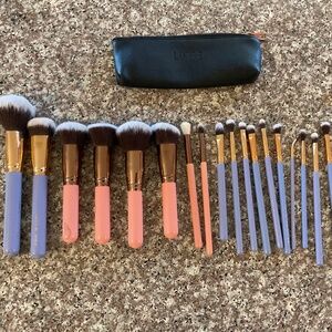 LUXIE Makeup brushes 19 assorted and bag New, EUC, GUC